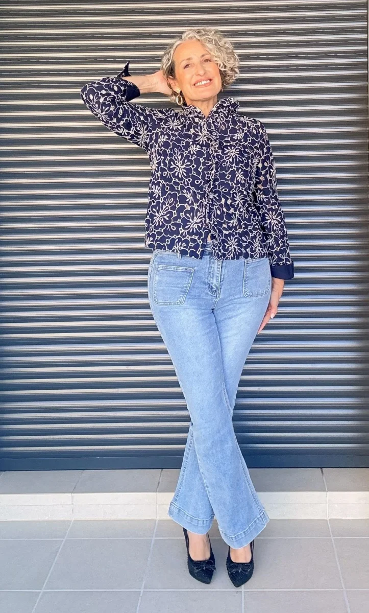 Jeans Celeste con Corte Campana - Imagen 3