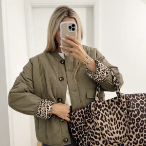 Chaqueta Acolchada para Mujer con Forro de Leopardo y Cierre de Botones
